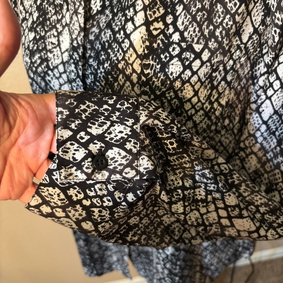 Apt. 9 Monochrome Patterned Blouse Large Animal Print Black White Button-Up Top - Picture 10 of 16